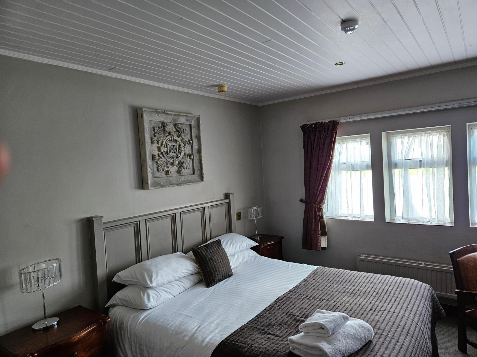 Pennine Manor Hotel Huddersfield Exterior photo